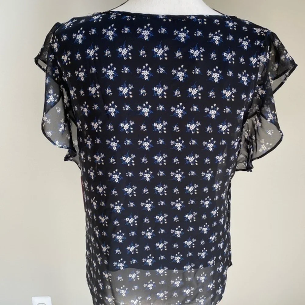 NWT Vince Camuto Floral Flutter Sleeve Blouse S - Picture 3 of 6